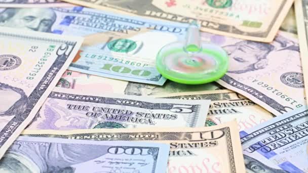 Plastspinnare Snurrar Runt Hög Med Amerikanska Dollarsedlar Som Symbol För — Stockvideo