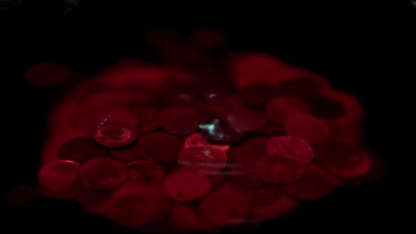 血の雫が液体の表面に落ちロシアのコインの山が崩壊し — ストック動画