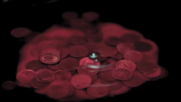 一滴血滴落在液体的表面上 在液体中 一堆金属硬币里有俄罗斯卢布 — 图库视频影像