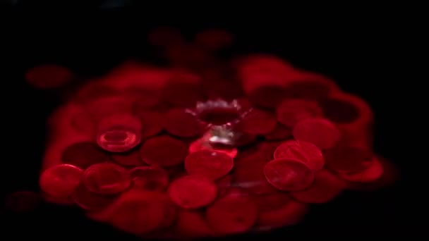 Una Goccia Sangue Cade Sulla Superficie Liquido Cui Mucchio Monete — Video Stock