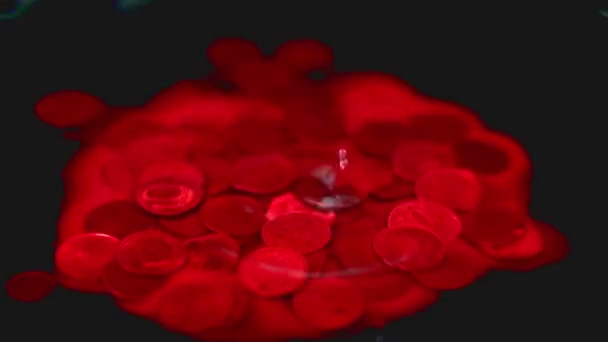 Krwawa Kropla Spada Powierzchnię Płynu Którym Stos Metalowych Monet Rosyjskie — Wideo stockowe