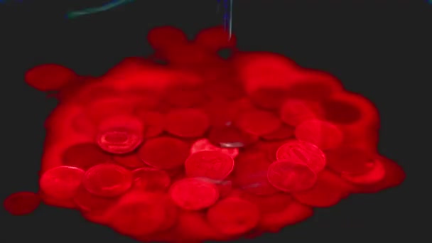 血の雫が液体の表面に落ちロシアのコインの山が崩壊し — ストック動画