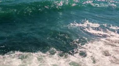 Güçlü deniz dalgaları ve temiz sahil taşları