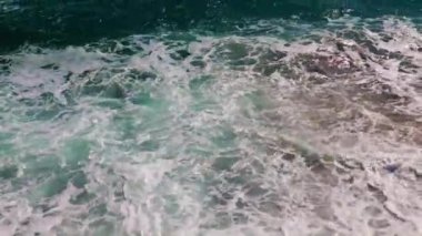 Güçlü deniz dalgaları ve temiz sahil taşları