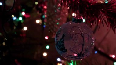 Noel ağacının dallarında cam gibi zarif oyuncaklar.