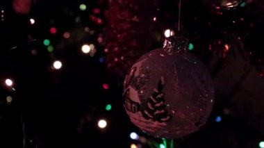 Noel ağacının dallarında cam gibi zarif oyuncaklar.