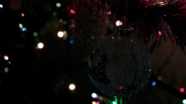 Noel ağacının dallarında cam gibi zarif oyuncaklar.