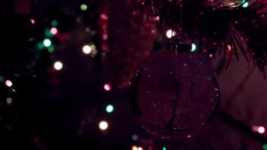 Noel ağacının dallarında cam gibi zarif oyuncaklar.