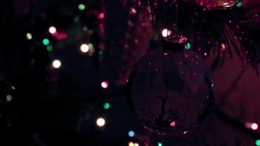 Noel ağacının dallarında cam gibi zarif oyuncaklar.