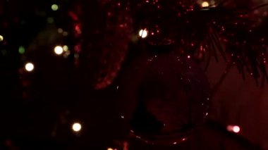 Noel ağacının dallarında cam gibi zarif oyuncaklar.