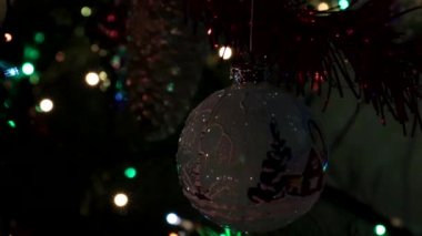 Noel ağacının dallarında cam gibi zarif oyuncaklar.