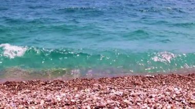 Deniz kıyısı ve temiz su dalgaları