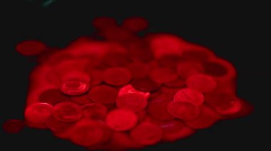 Kırmızı sıvı damlaları, Rus Rublesi 'nin metal yığınına düşer.