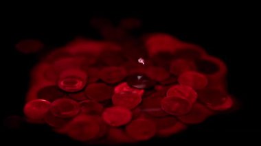 Kırmızı sıvı damlaları, Rus Rublesi 'nin metal yığınına düşer.