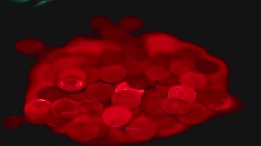 Kırmızı sıvı damlaları, Rus Rublesi 'nin metal yığınına düşer.