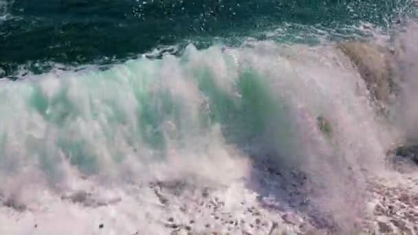 Silné Mořské Vlny Čisté Plážové Kameny — Stock video