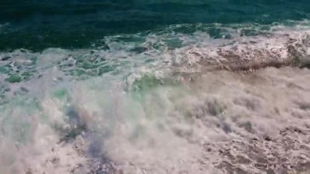 Potężne Fale Morskie Czyste Kamienie Plażowe — Wideo stockowe