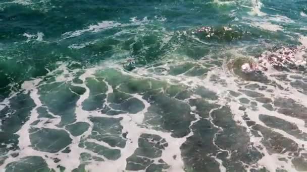 Ισχυρά Κύματα Θάλασσας Και Καθαρές Πέτρες Στην Παραλία — Αρχείο Βίντεο