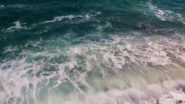 Krachtige Zee Golven Schone Strand Stenen — Stockvideo