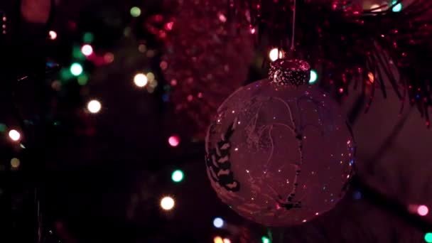 Glas Erlesenes Spielzeug Auf Den Zweigen Des Weihnachtsbaums — Stockvideo