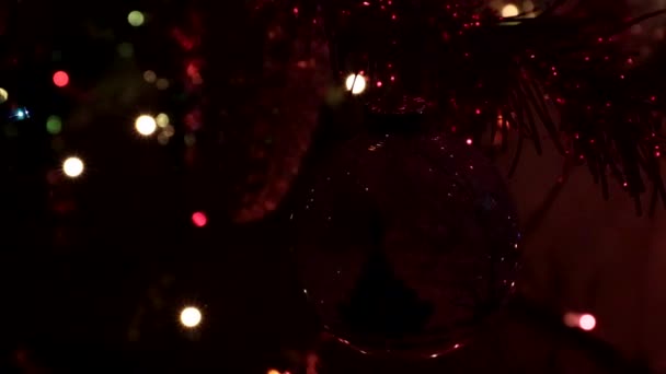 Noel Ağacının Dallarında Cam Gibi Zarif Oyuncaklar — Stok video