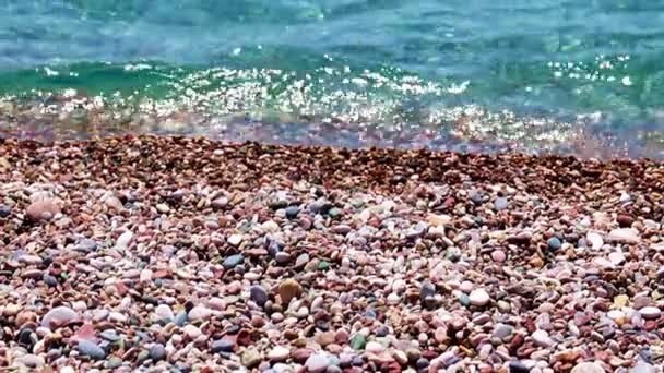 Θάλασσα Παραλία Και Καθαρά Νερά Κύματα Στην Ακτή — Αρχείο Βίντεο