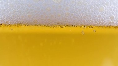 Hafif biranın yüzeyindeki köpüklerde hava kabarcıkları