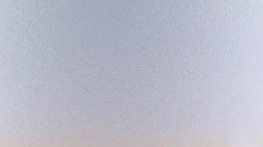 Hafif biranın yüzeyindeki köpüklerde hava kabarcıkları