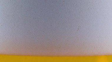 Hafif biranın yüzeyindeki köpüklerde hava kabarcıkları