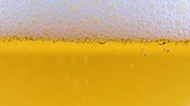 Hafif biranın yüzeyindeki köpüklerde hava kabarcıkları