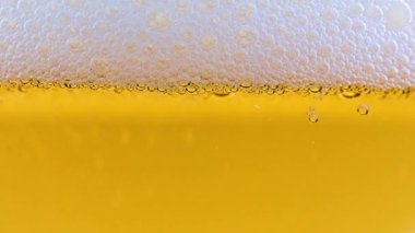 Hafif biranın yüzeyindeki köpüklerde hava kabarcıkları