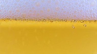 Hafif biranın yüzeyindeki köpüklerde hava kabarcıkları