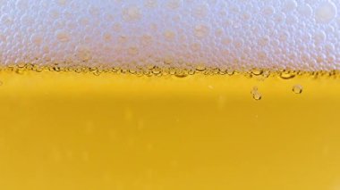 Hafif biranın yüzeyindeki köpüklerde hava kabarcıkları