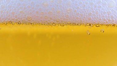 Hafif biranın yüzeyindeki köpüklerde hava kabarcıkları