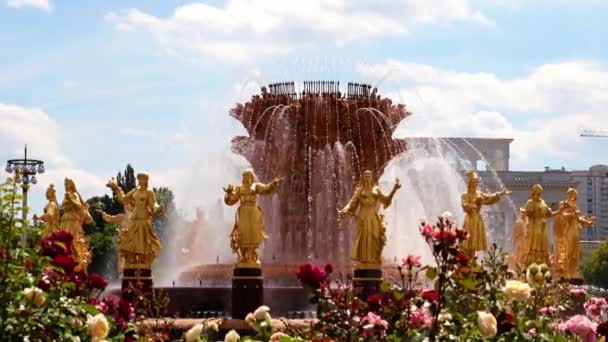 Schone Waterstralen Gouden Fontein Vriendschap Van Volkeren Het Park Van — Stockvideo