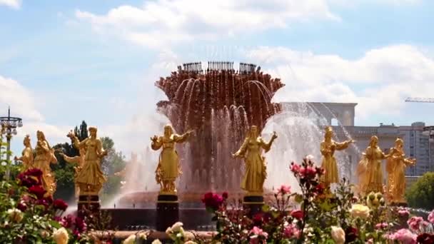 Schone Waterstralen Gouden Fontein Vriendschap Van Volkeren Het Park Van — Stockvideo