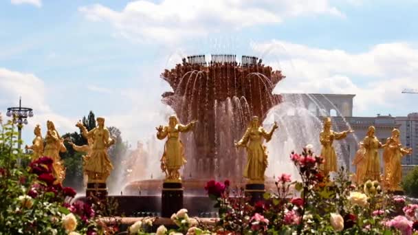 Saubere Wasserstrahlen Goldenen Brunnen Freundschaft Der Völker Park Der Stadt — Stockvideo