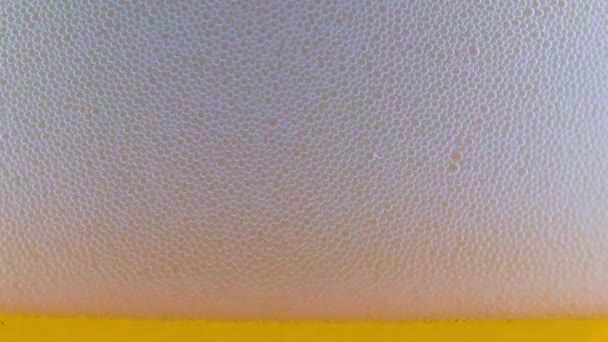轻质啤酒表面泡沫中的气泡 — 图库视频影像