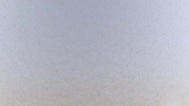 Hafif biranın yüzeyindeki köpüklerde hava kabarcıkları