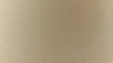 Hafif biranın yüzeyindeki köpüklerde hava kabarcıkları