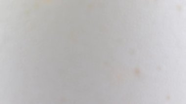 Hafif biranın yüzeyindeki köpüklerde hava kabarcıkları