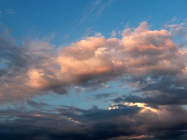 Akşam gökyüzünde güzel bulutlar