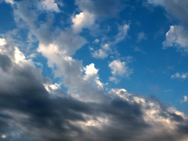 Akşam gökyüzünde güzel bulutlar