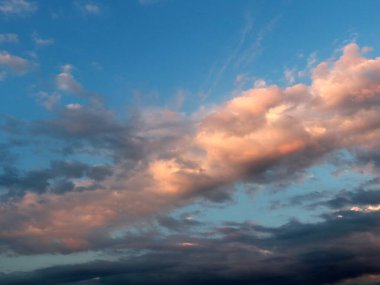 Akşam gökyüzünde güzel bulutlar