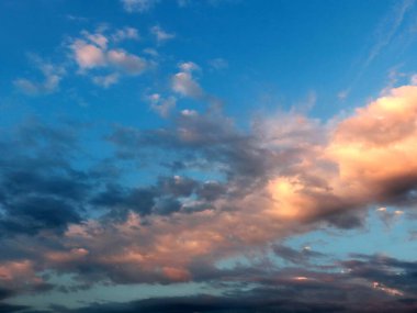 Akşam gökyüzünde güzel bulutlar