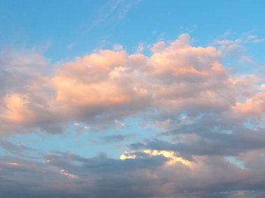 Akşam gökyüzünde güzel bulutlar