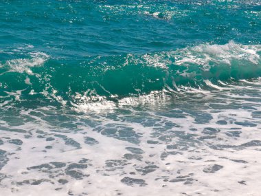 Güçlü açık deniz dalgaları kıyıdaki dinlenme alanına düşüyor.