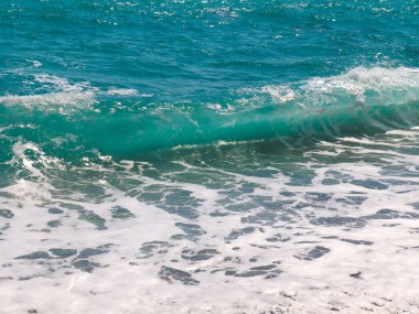 Güçlü açık deniz dalgaları kıyıdaki dinlenme alanına düşüyor.