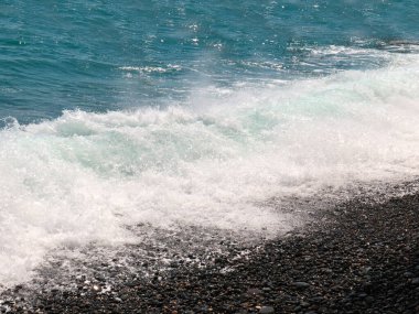 Güçlü açık deniz dalgaları kıyıdaki dinlenme alanına düşüyor.