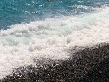 Güçlü açık deniz dalgaları kıyıdaki dinlenme alanına düşüyor.